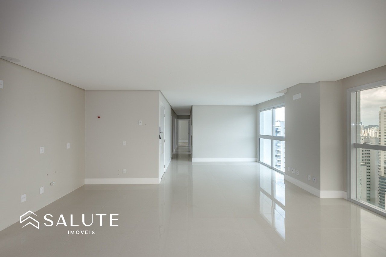 Apartamento Quadra Mar com 4 Dormitórios