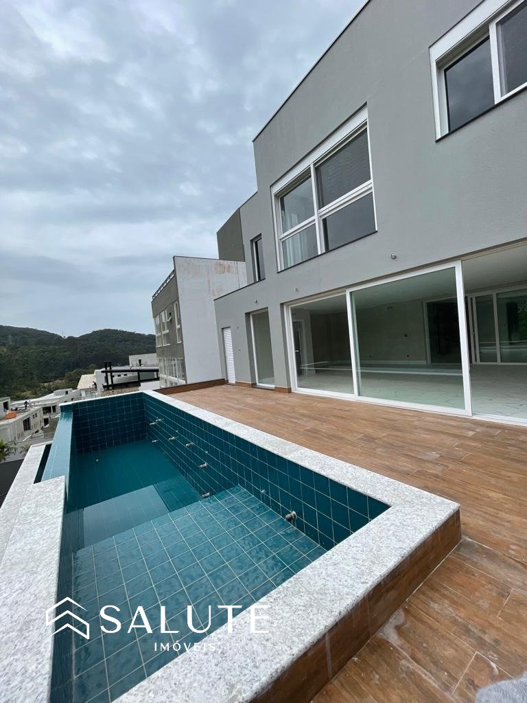 Excelente Casa em Condomínio de Alto Padrão