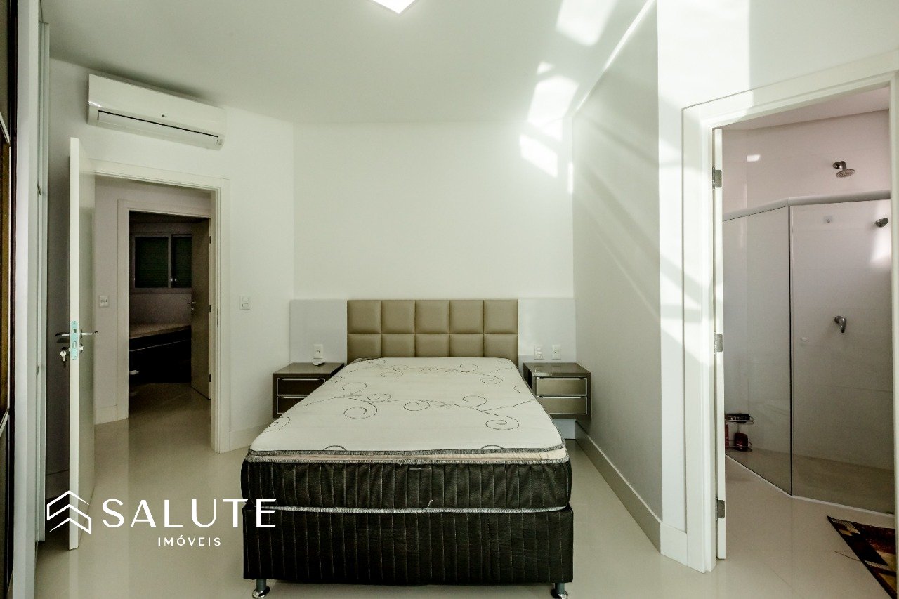 Apartamento Mobiliado com 3 Suítes no Centro