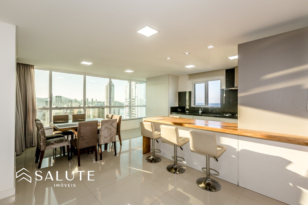 Apartamento Andar Alto com Vista Mar no Centro