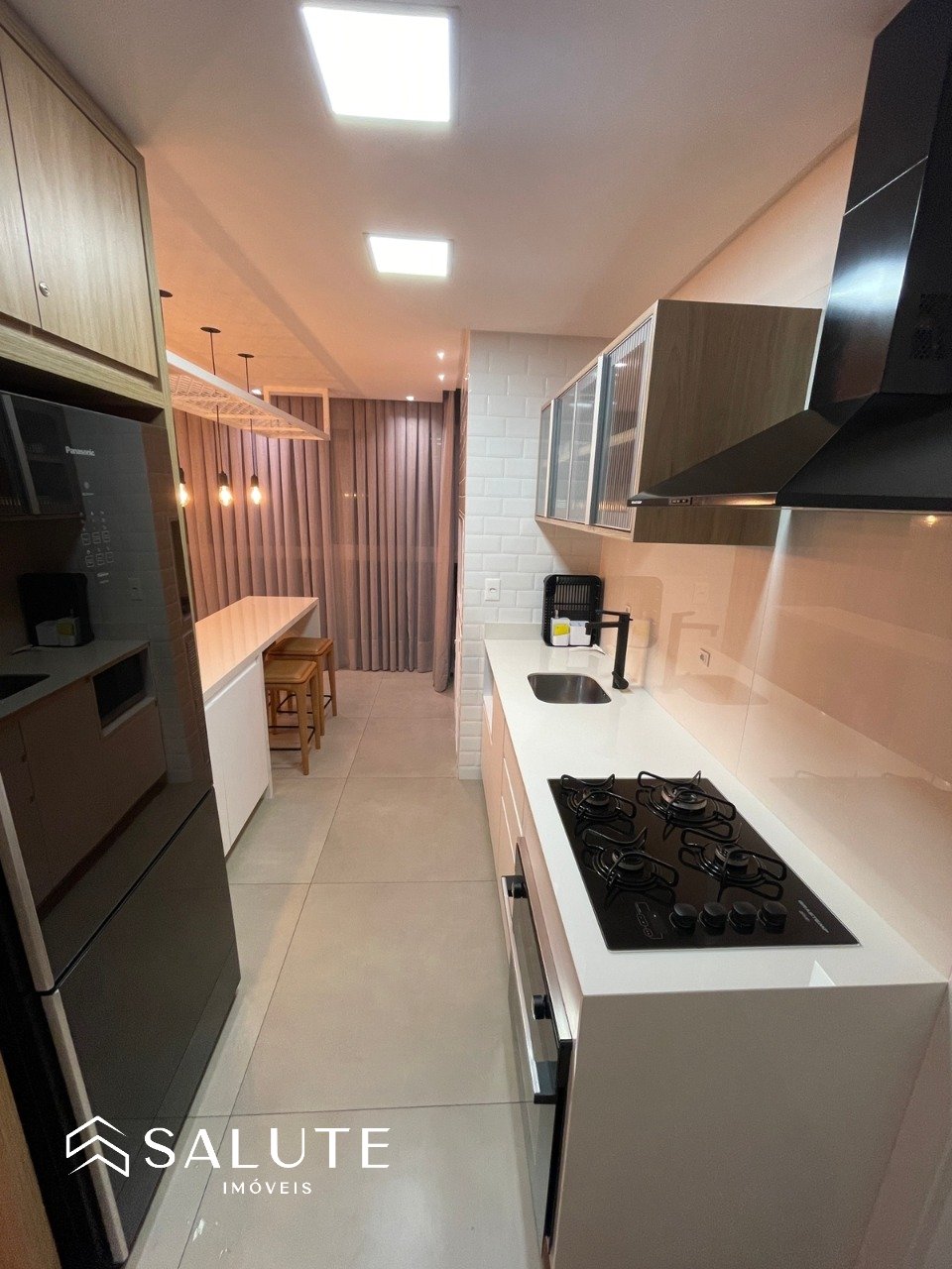 Apartamento com 3 Suítes Mobiliado próximo ao mar
