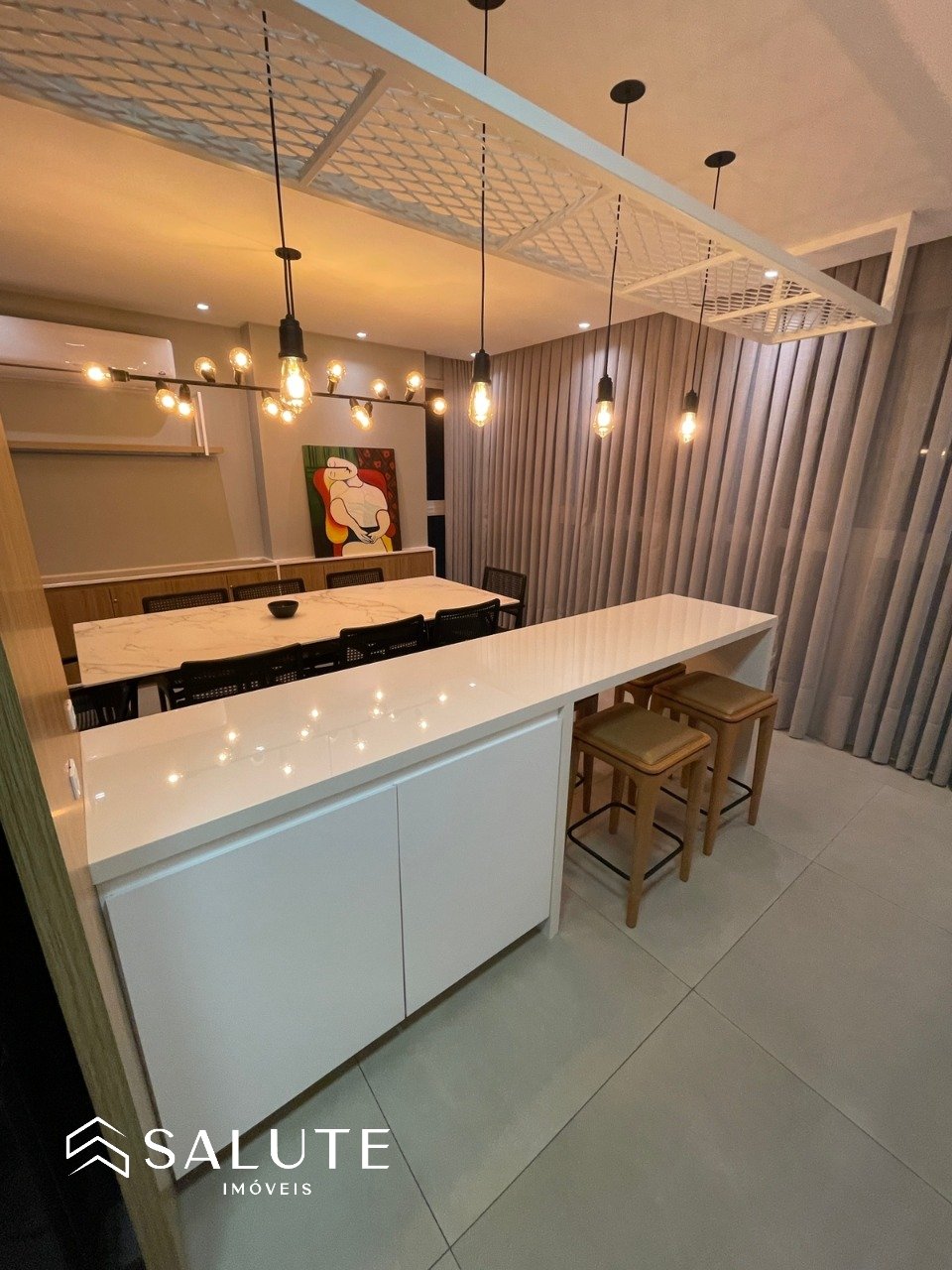 Apartamento com 3 Suítes Mobiliado próximo ao mar