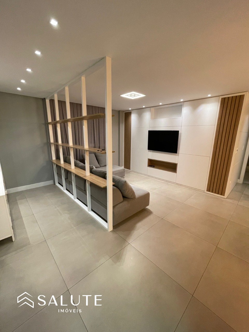Apartamento com 3 Suítes Mobiliado próximo ao mar