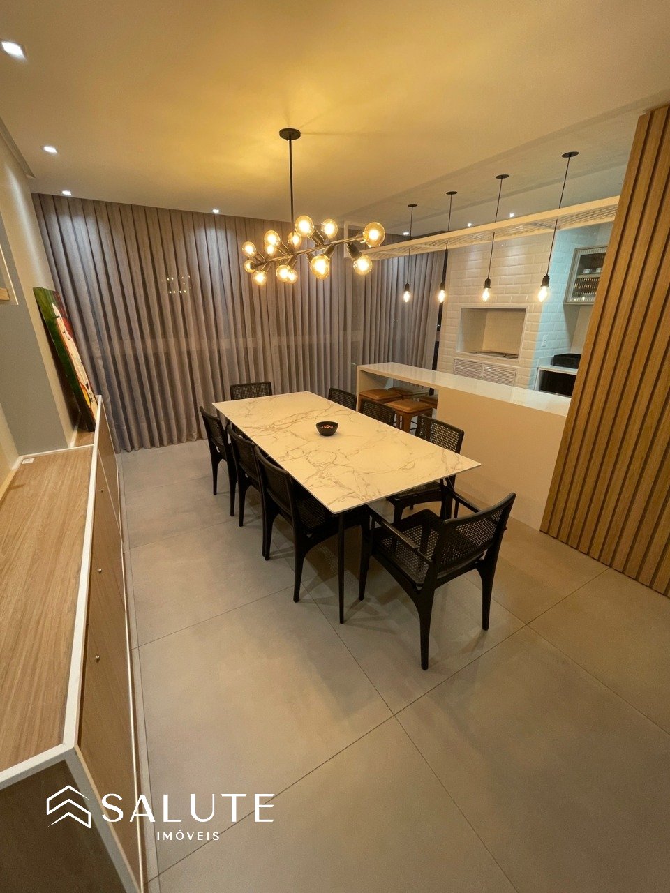 Apartamento com 3 Suítes Mobiliado próximo ao mar