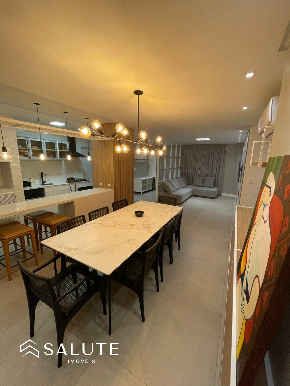 Apartamento com 3 Suítes Mobiliado próximo ao mar