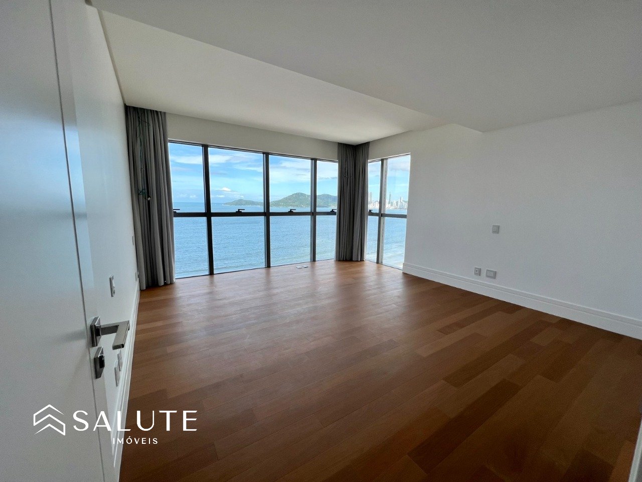 Apartamento a venda com 4 suítes na Barra Norte