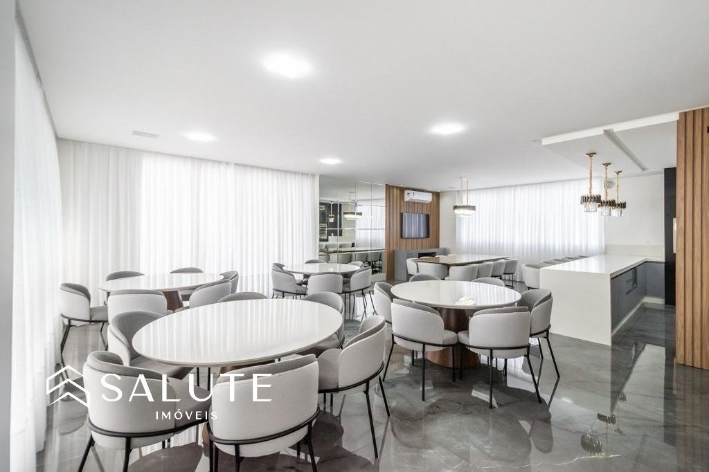 Apartamento á Venda com 4 Suítes no Centro