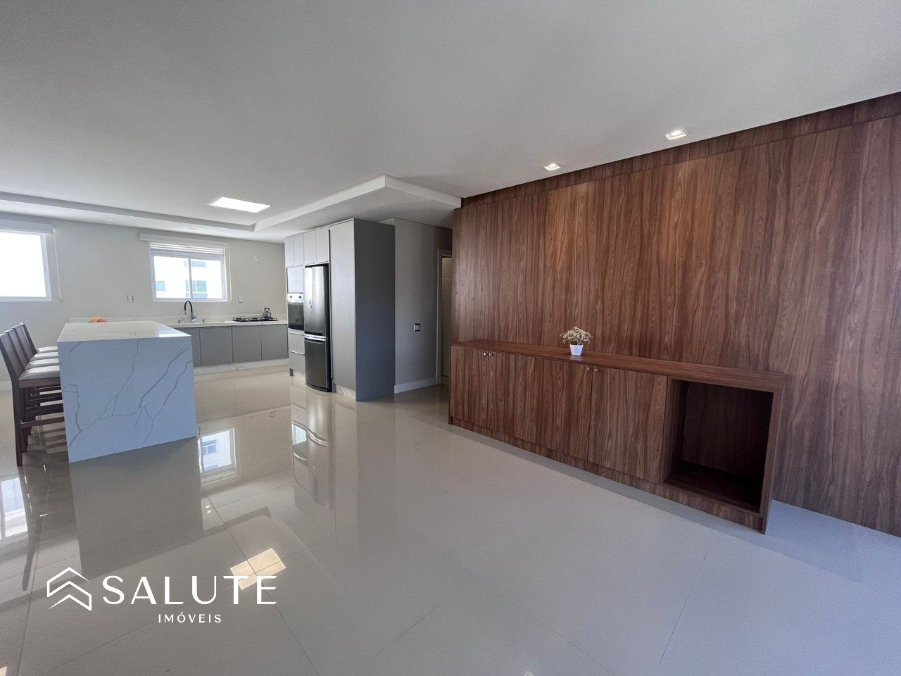 Apartamento Quadra Mar com 4 Suítes.