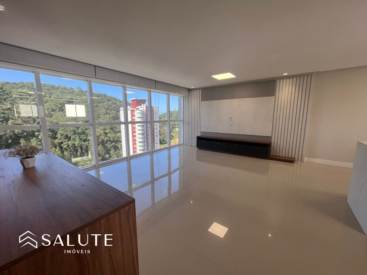 Apartamento Quadra Mar com 4 Suítes.