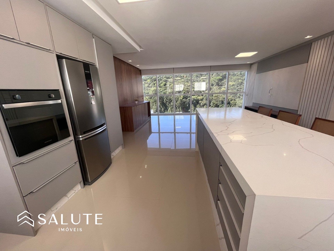 Apartamento Quadra Mar com 4 Suítes.