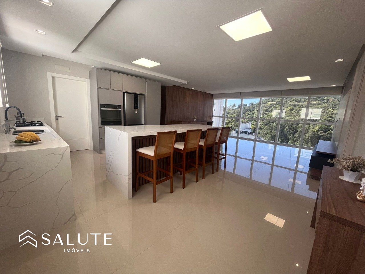 Apartamento Quadra Mar com 4 Suítes.