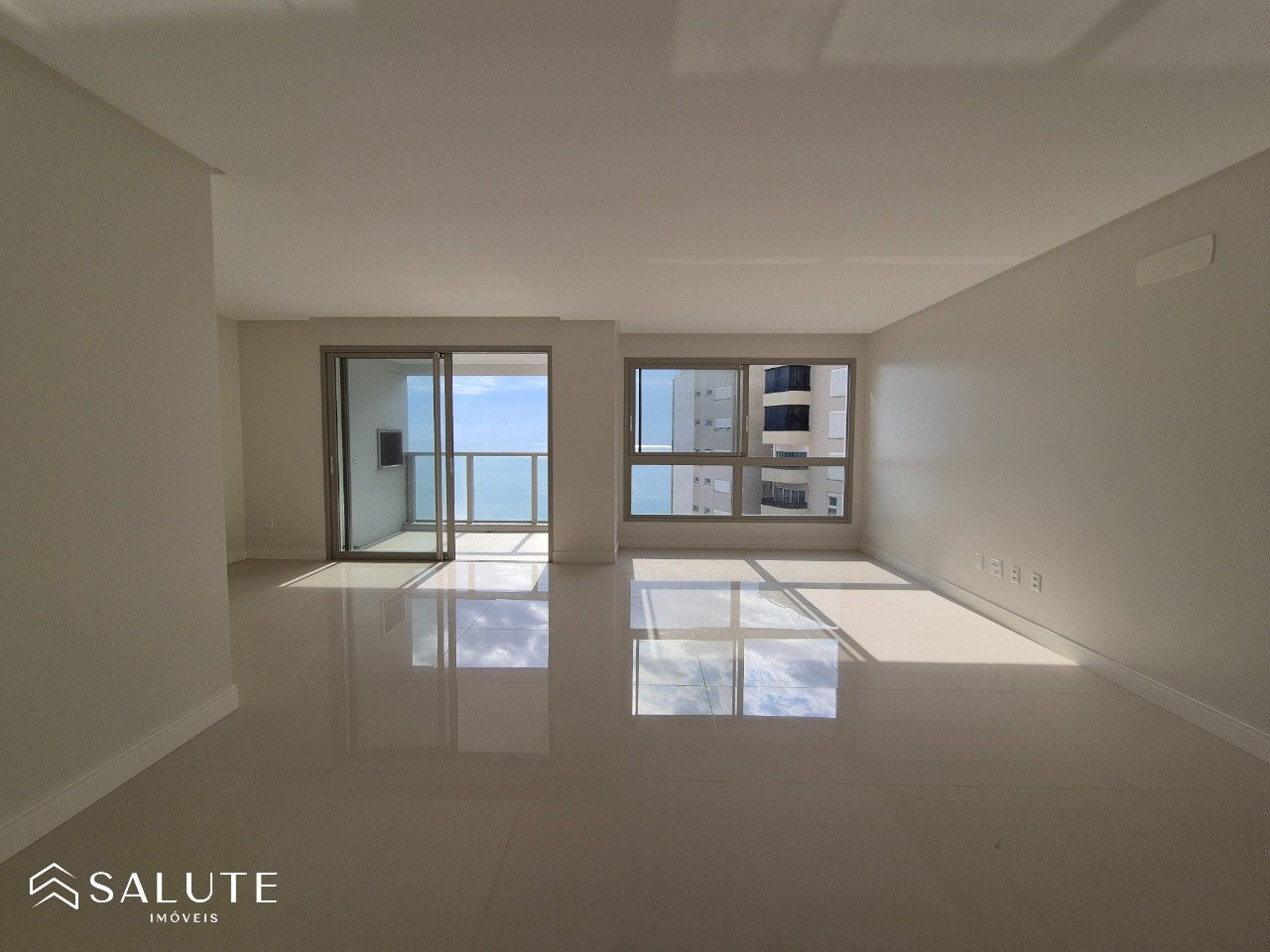 Apartamento à venda com 4 Suítes na Barra Sul