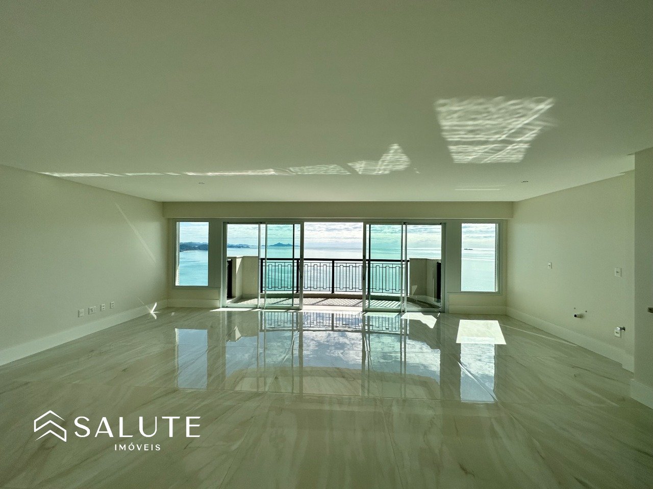 Apartamento à venda 04 Suítes na Barra Sul