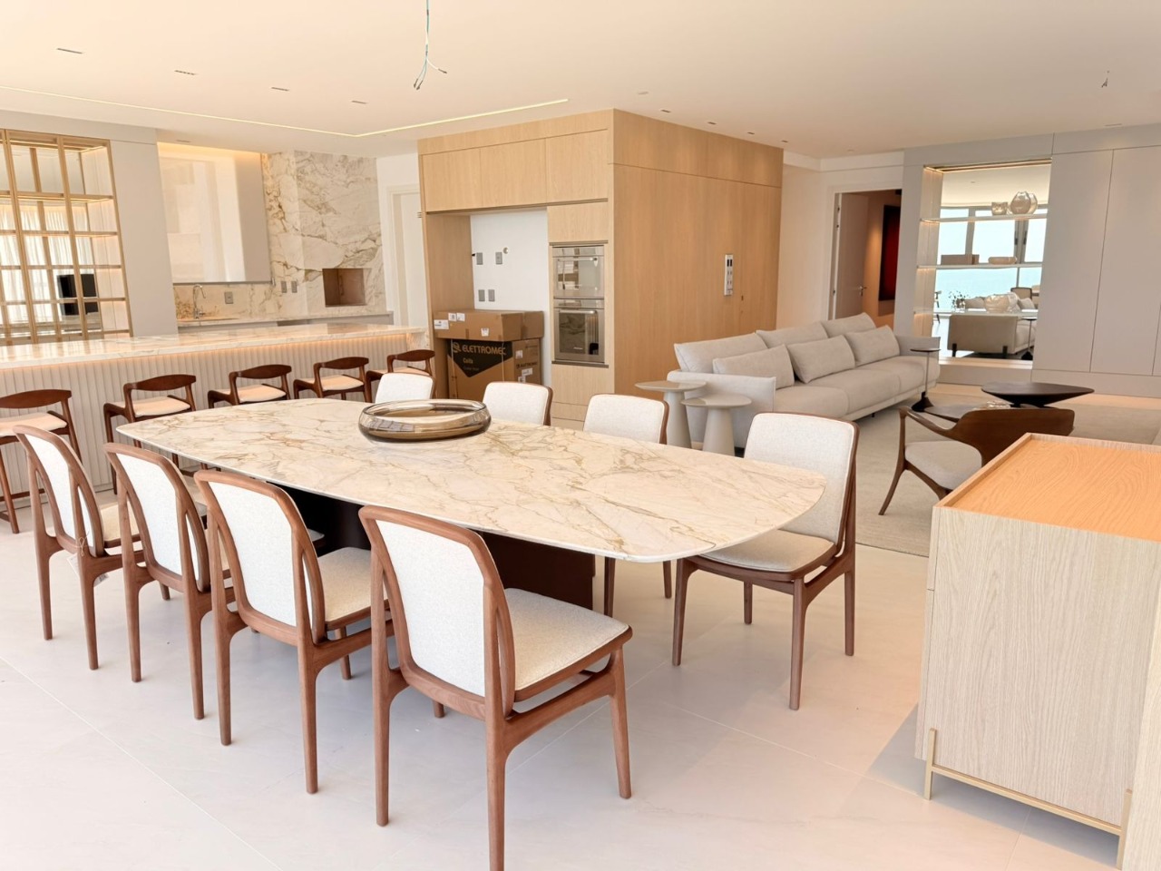 Apartamento á Venda com 4 Suítes na Barra Sul