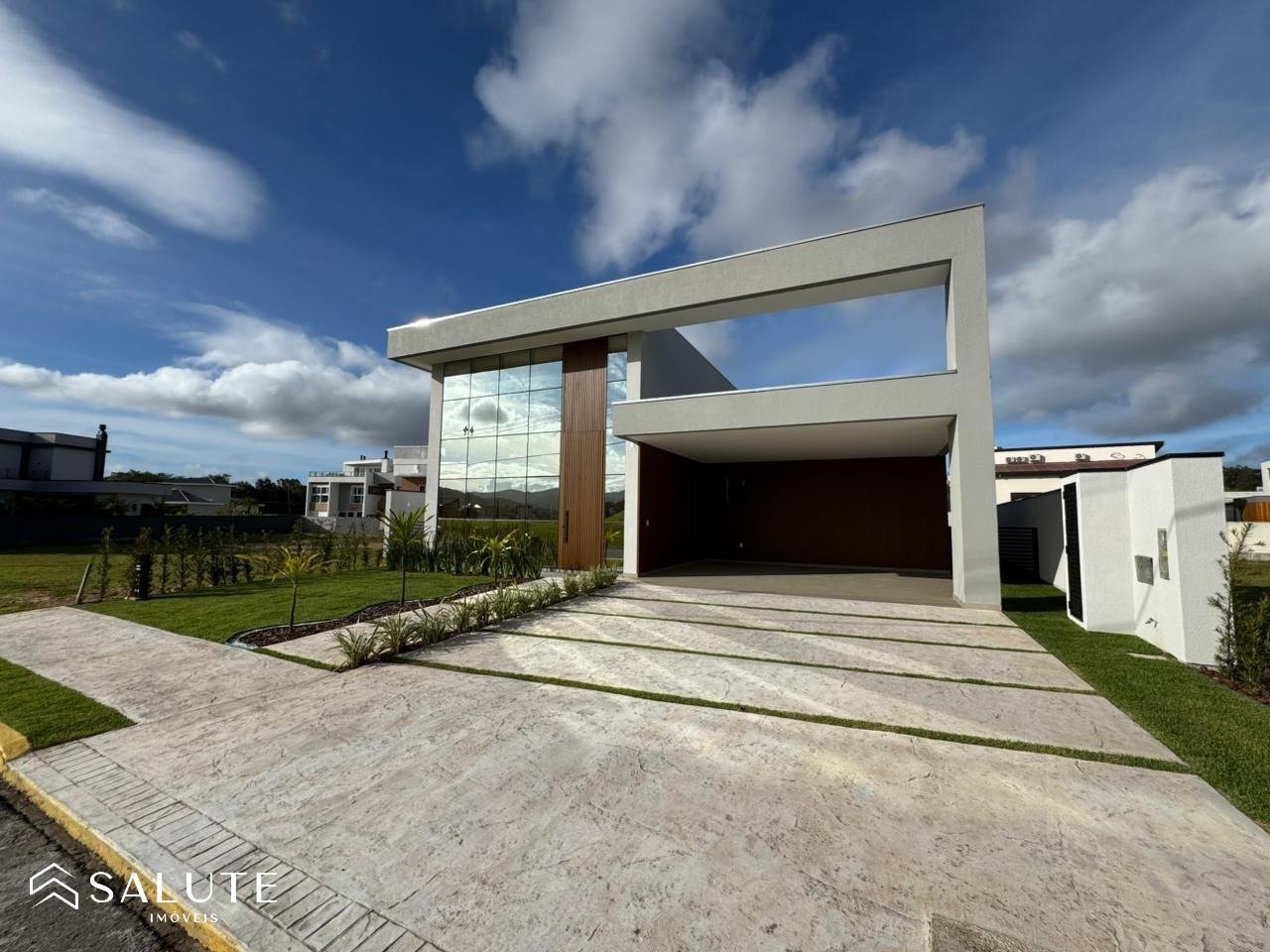 Casa a venda 4 suítes em Camboriú