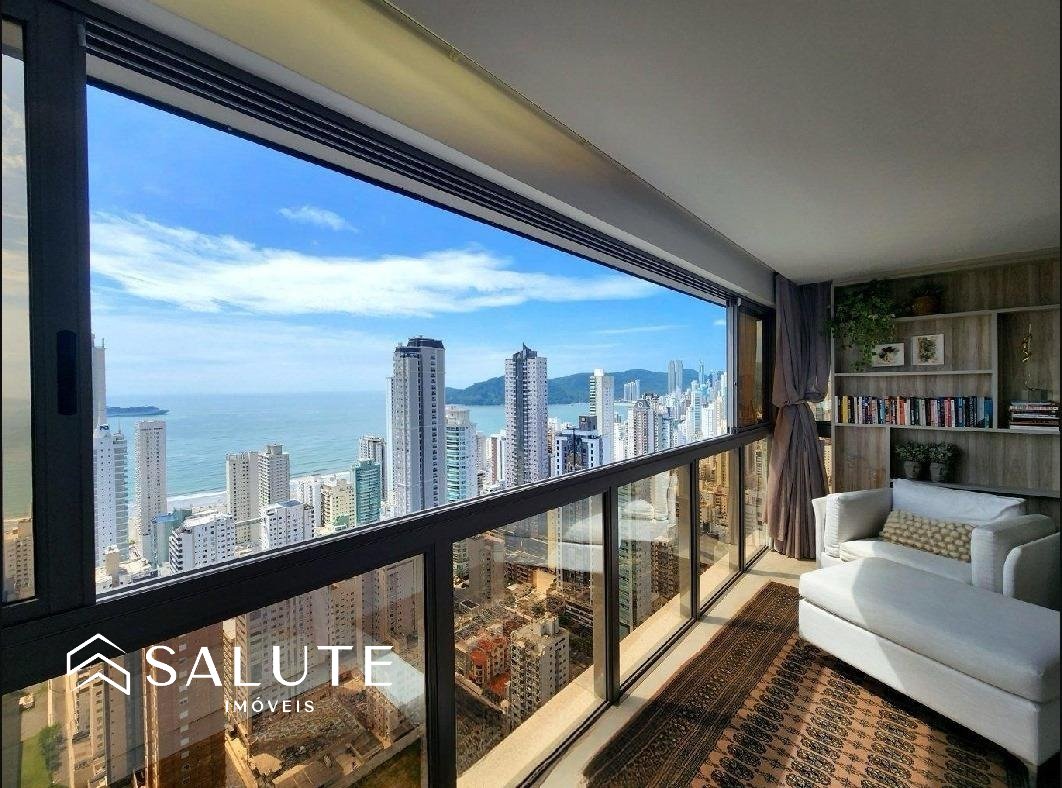 Apartamento duplex à venda com 4 suítes e 3 vagas.