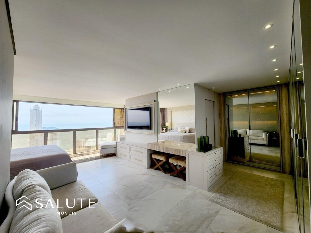 Apartamento duplex à venda com 4 suítes e 3 vagas.