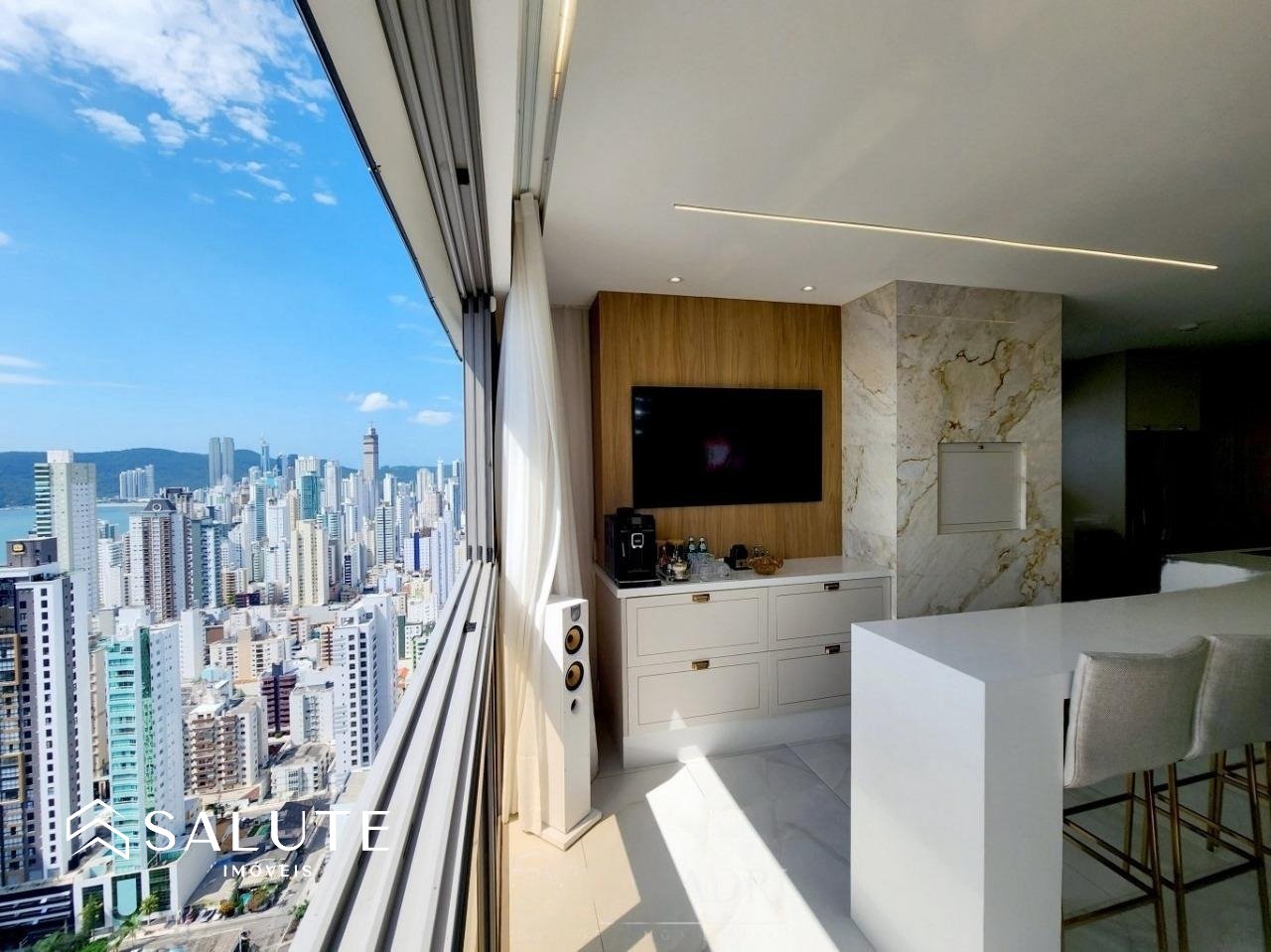 Apartamento duplex à venda com 4 suítes e 3 vagas.
