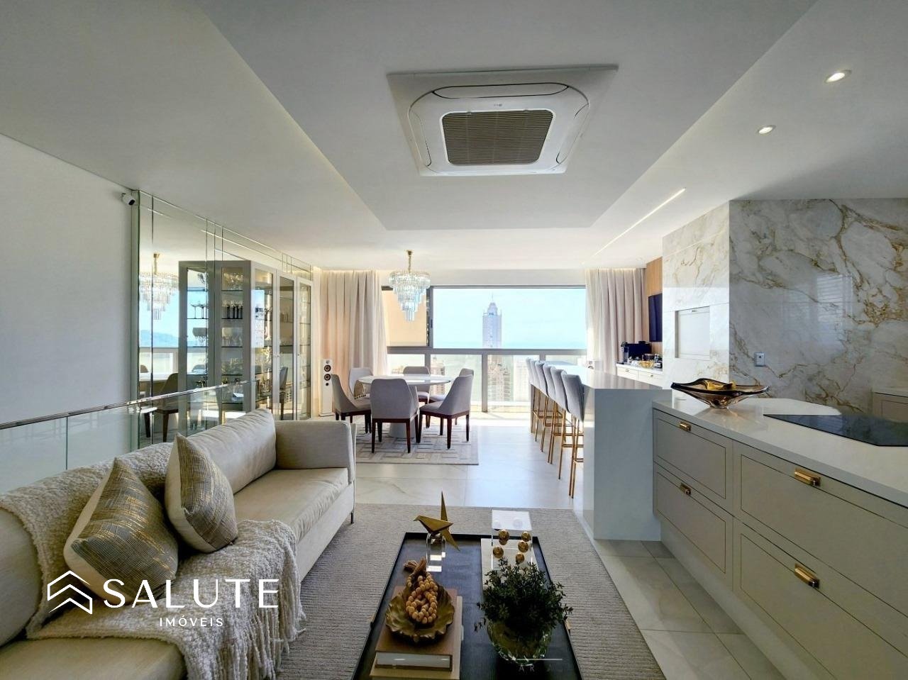 Apartamento duplex à venda com 4 suítes e 3 vagas.