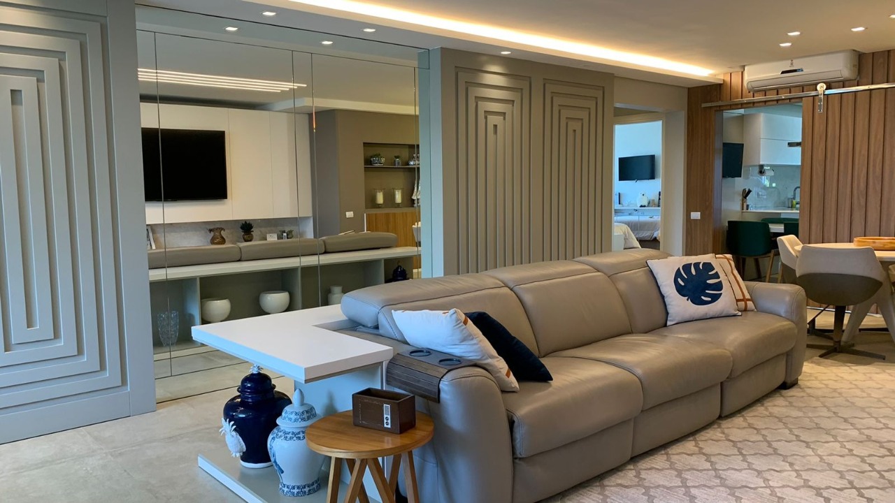 Apartamento á venda com 3 suítes na Praia Brava