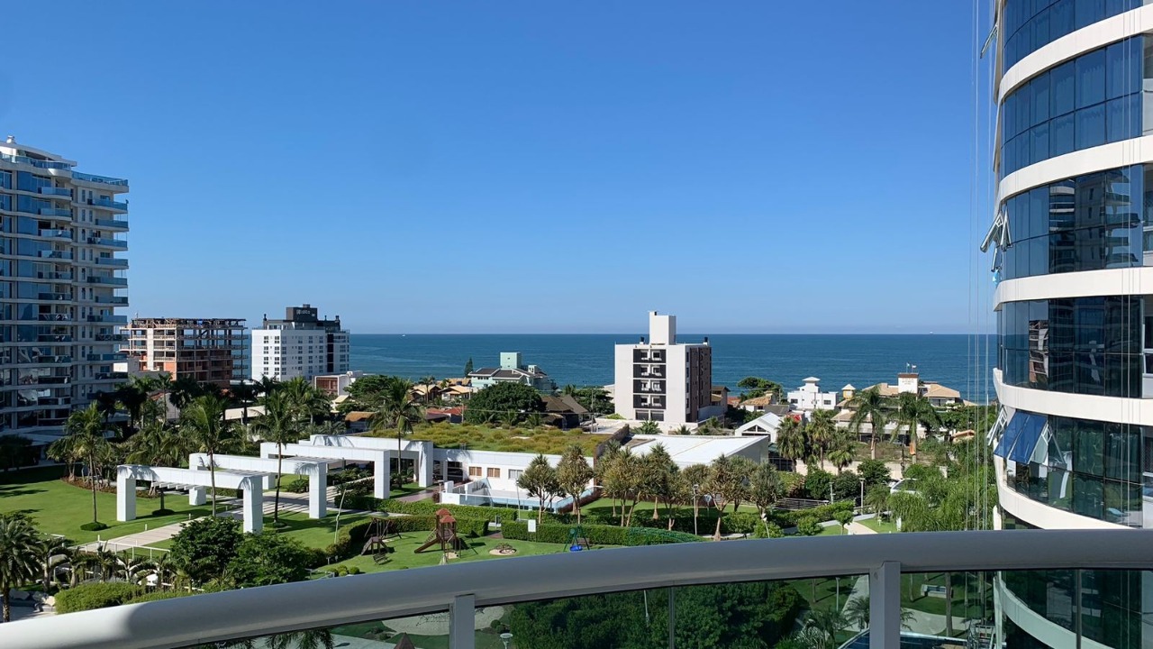 Apartamento á venda com 3 suítes na Praia Brava