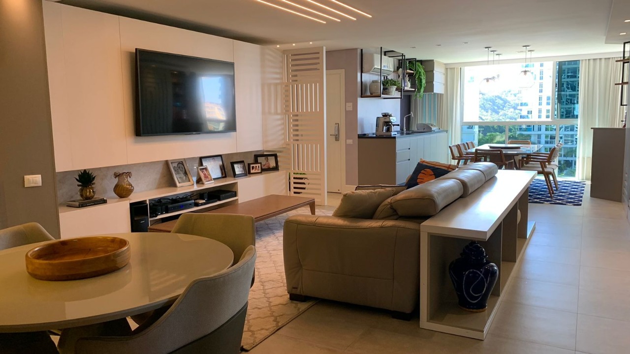 Apartamento á venda com 3 suítes na Praia Brava