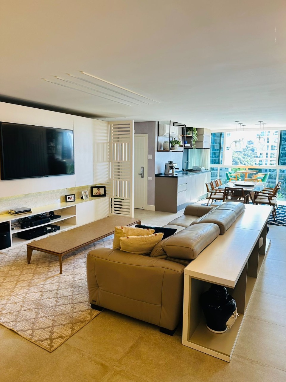 Apartamento á venda com 3 suítes na Praia Brava