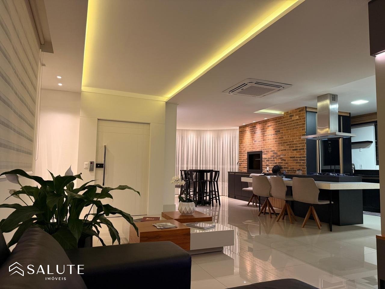 Apartamento à venda com 3 suítes na Barra Sul