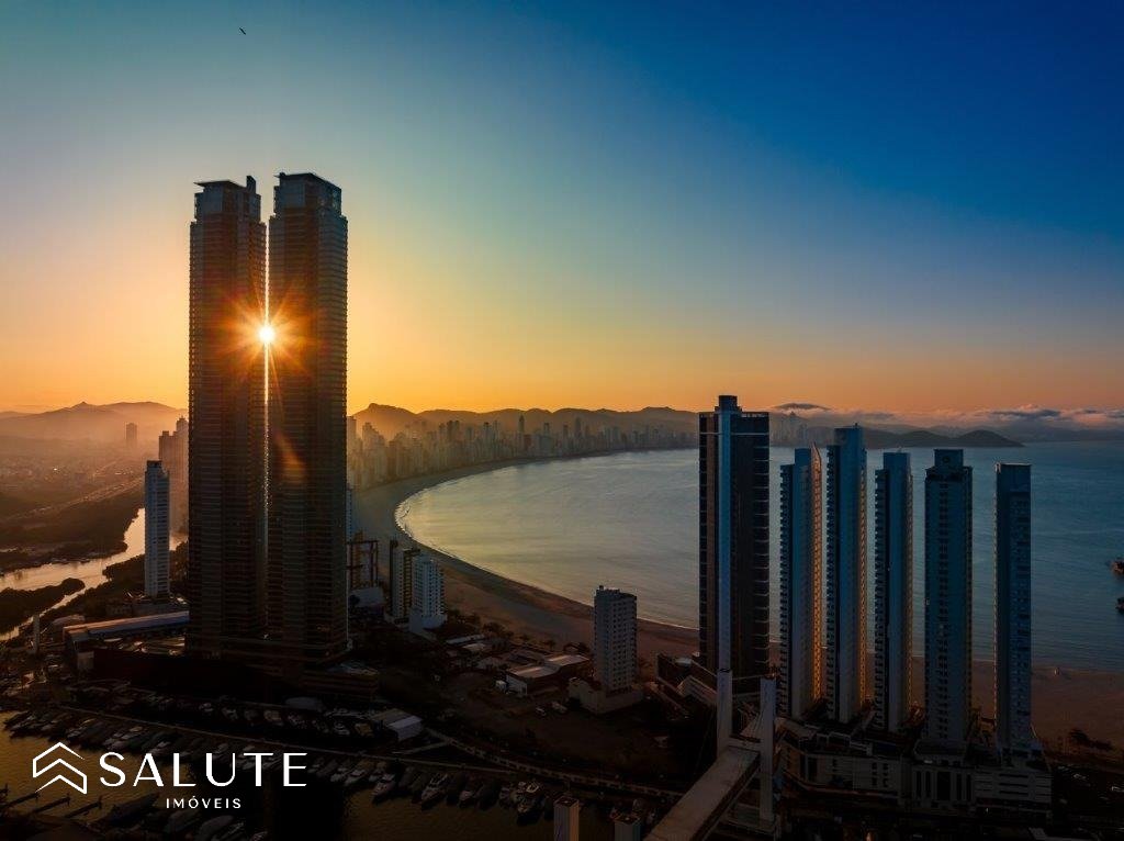 Apartamento à venda com 4 suítes na Barra Sul