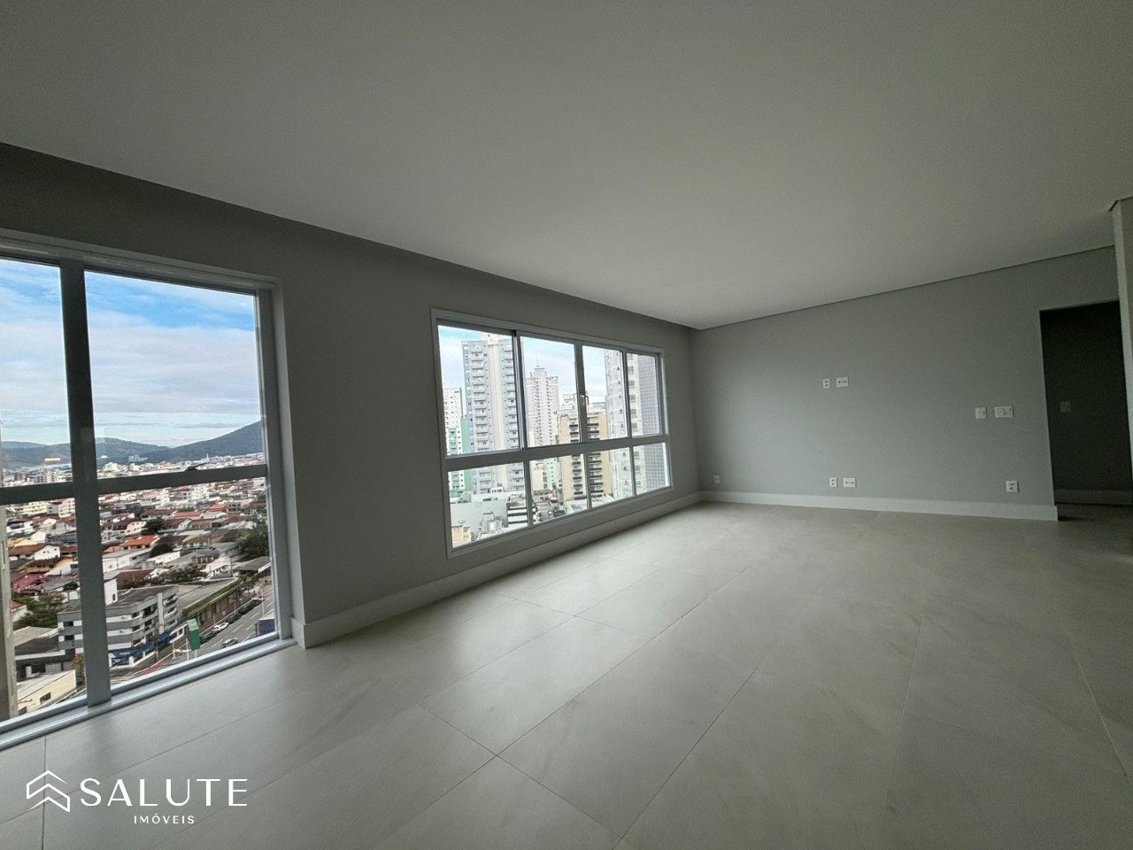 Apartamento à venda com 4 dormitórios na Barra Sul