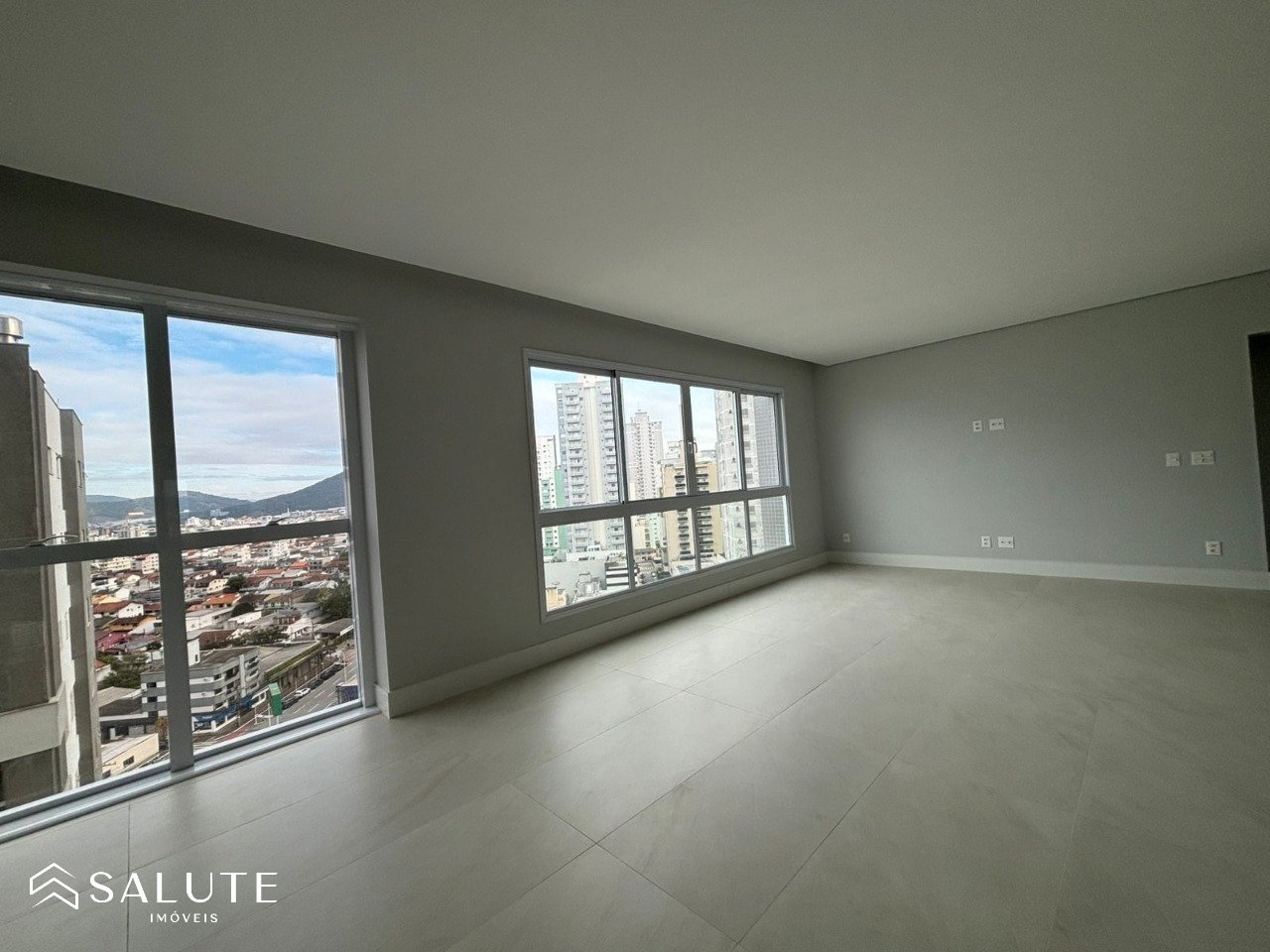 Apartamento à venda com 4 dormitórios na Barra Sul