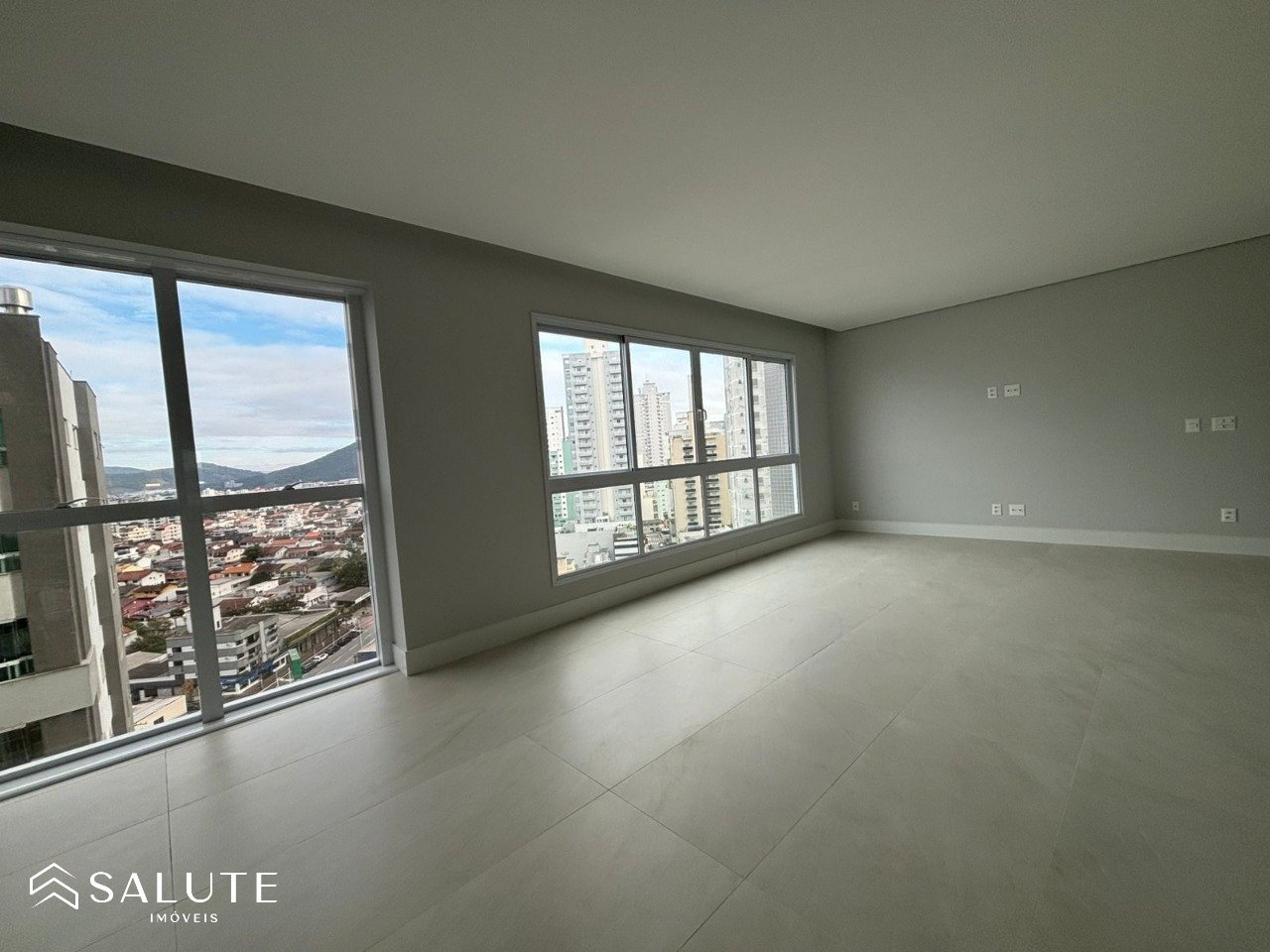 Apartamento à venda com 4 dormitórios na Barra Sul