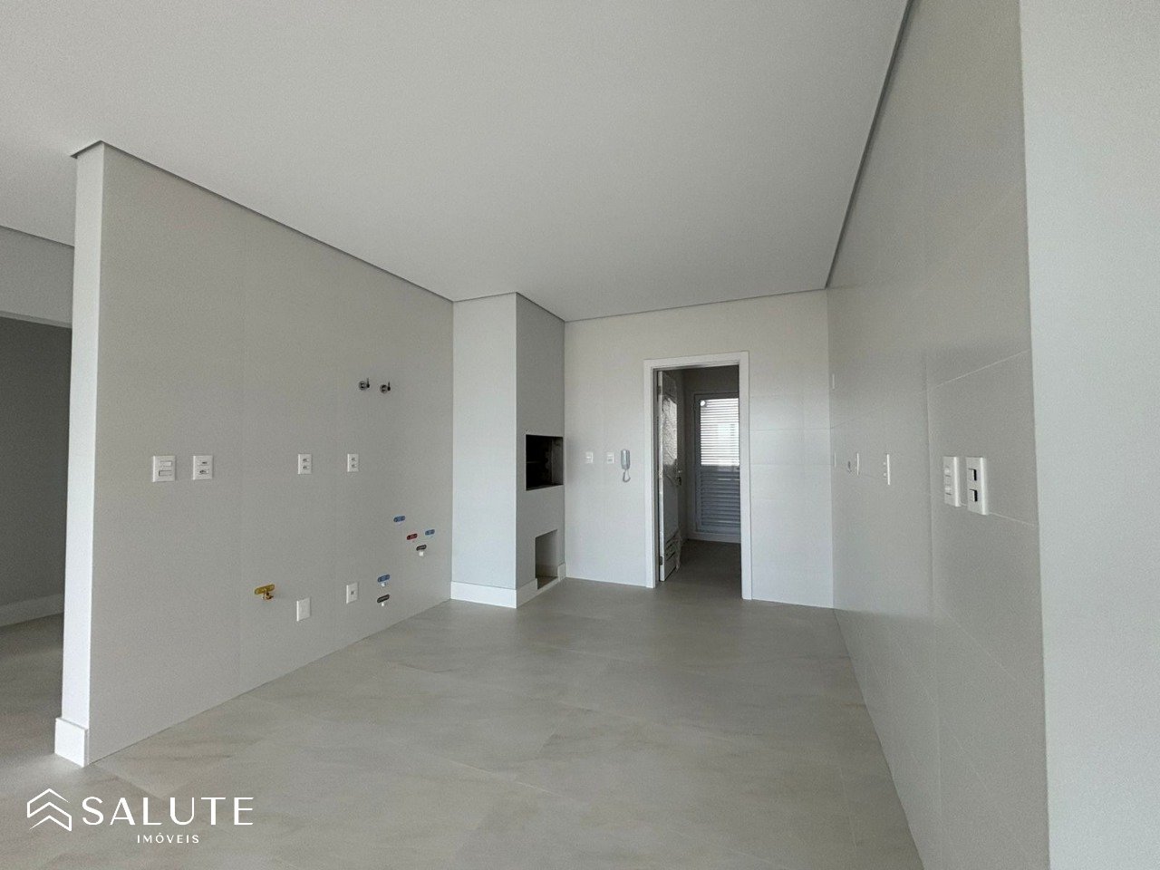 Apartamento à venda com 4 dormitórios na Barra Sul