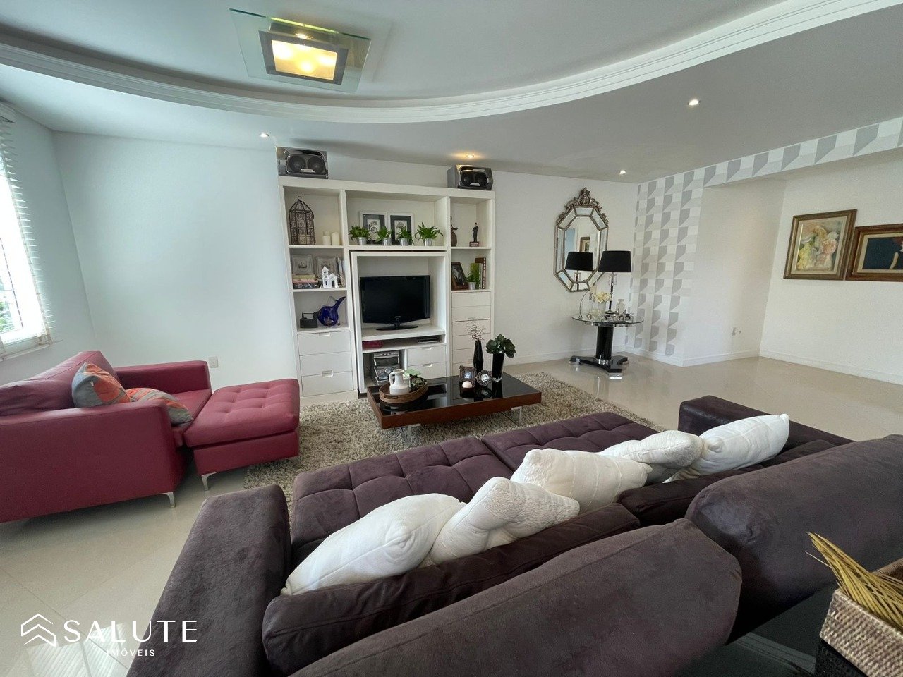 Casa para aluguel anual com 3 suítes em Itajaí