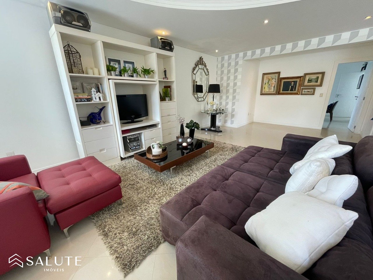 Casa para aluguel anual com 3 suítes em Itajaí