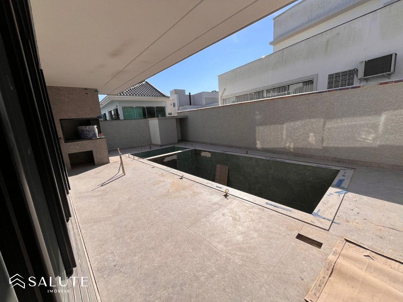 Casa à venda com 4 suítes em Camboriú