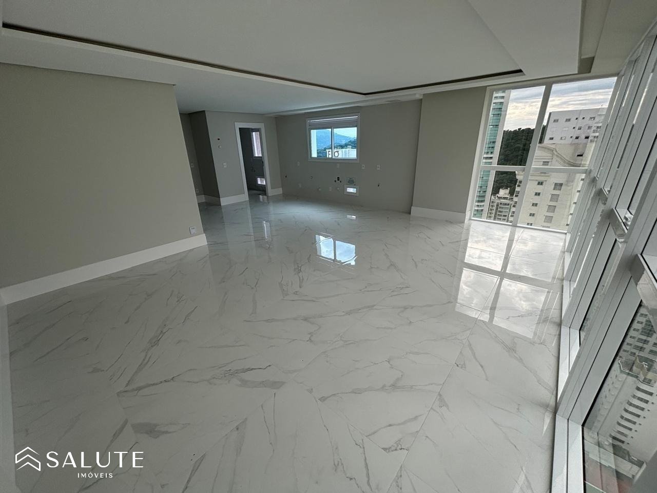 Apartamento à venda com 4 suítes na Barra Norte