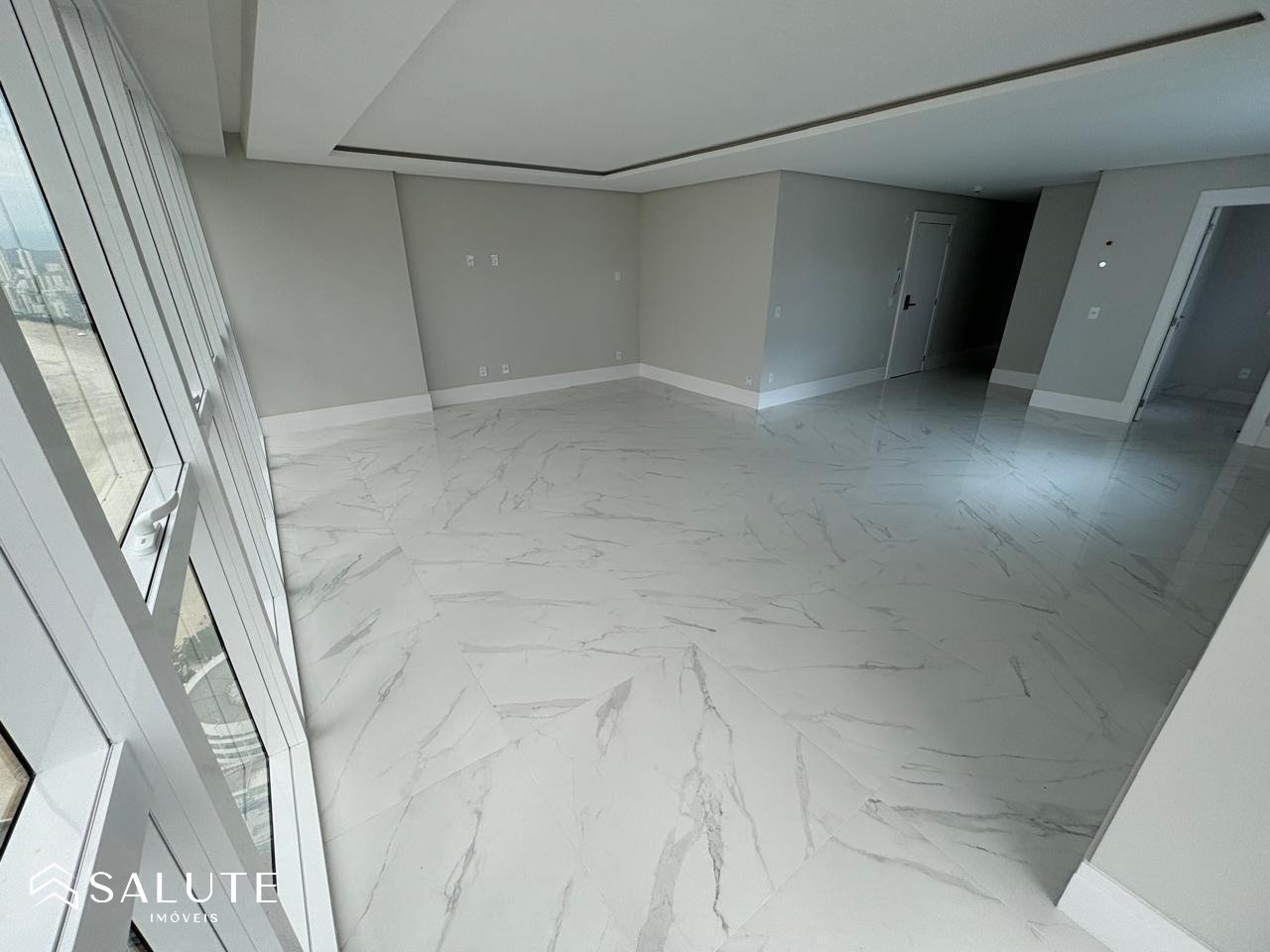 Apartamento à venda com 4 suítes na Barra Norte