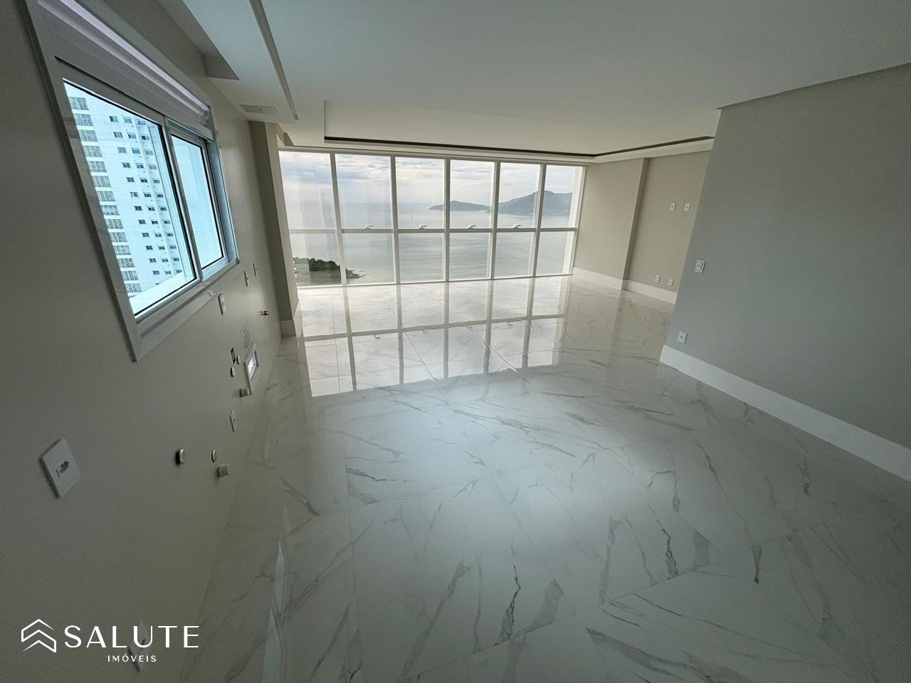 Apartamento à venda com 4 suítes na Barra Norte