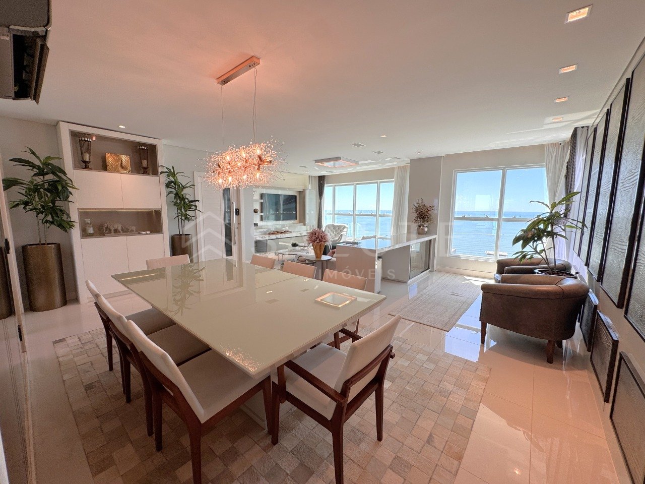Apartamento à venda com 4 suítes na Barra Sul