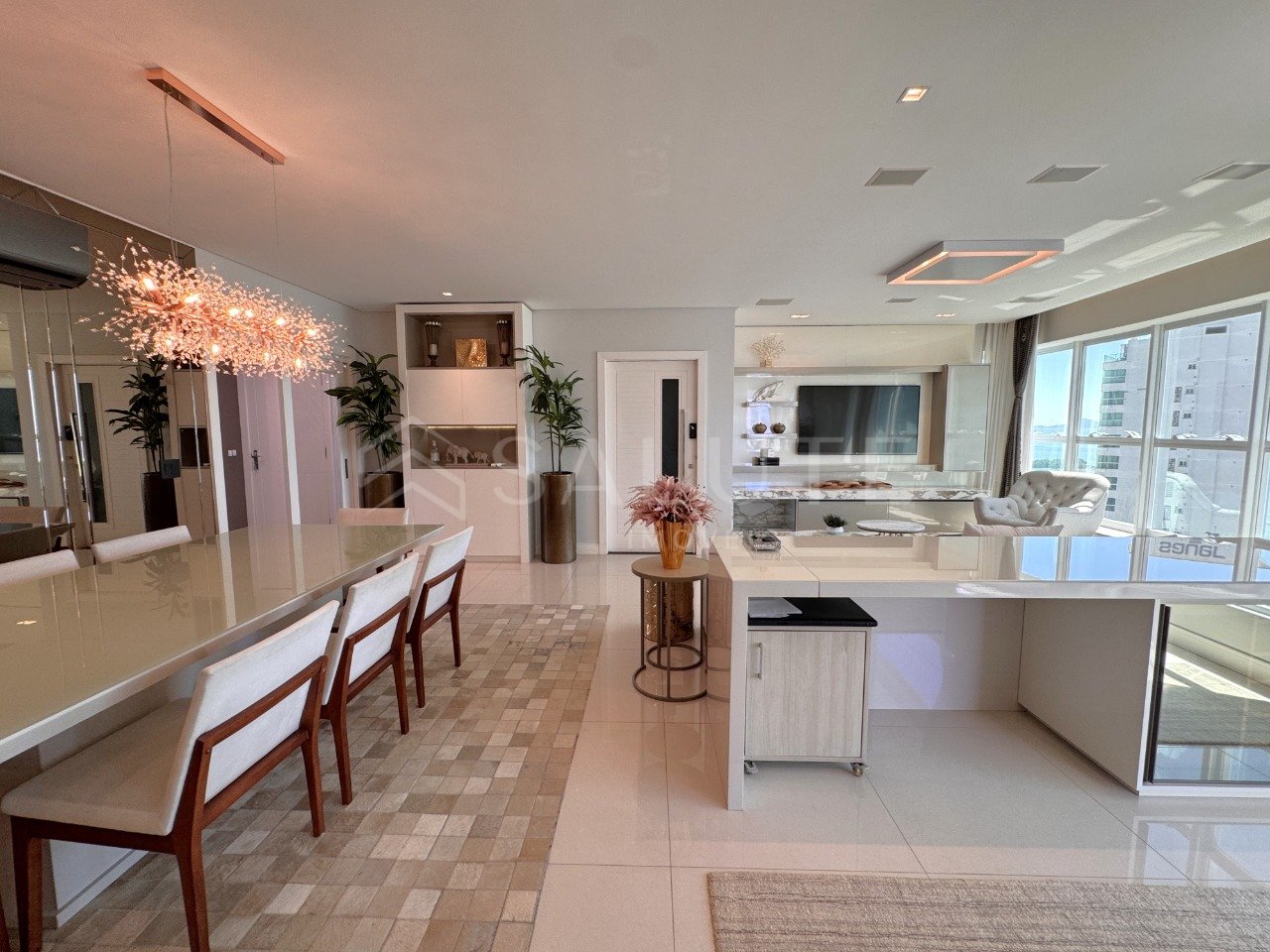 Apartamento à venda com 4 suítes na Barra Sul