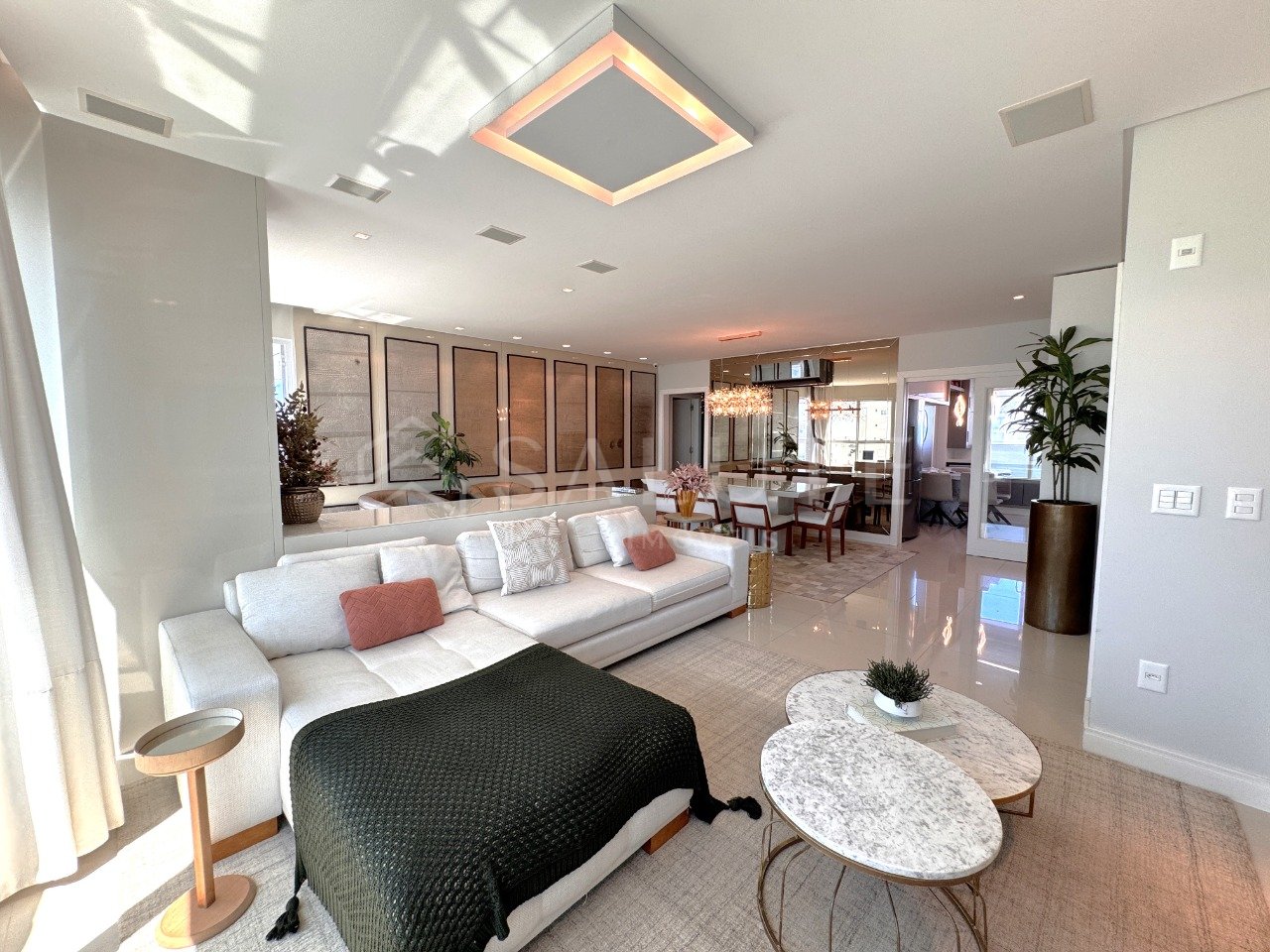 Apartamento à venda com 4 suítes na Barra Sul