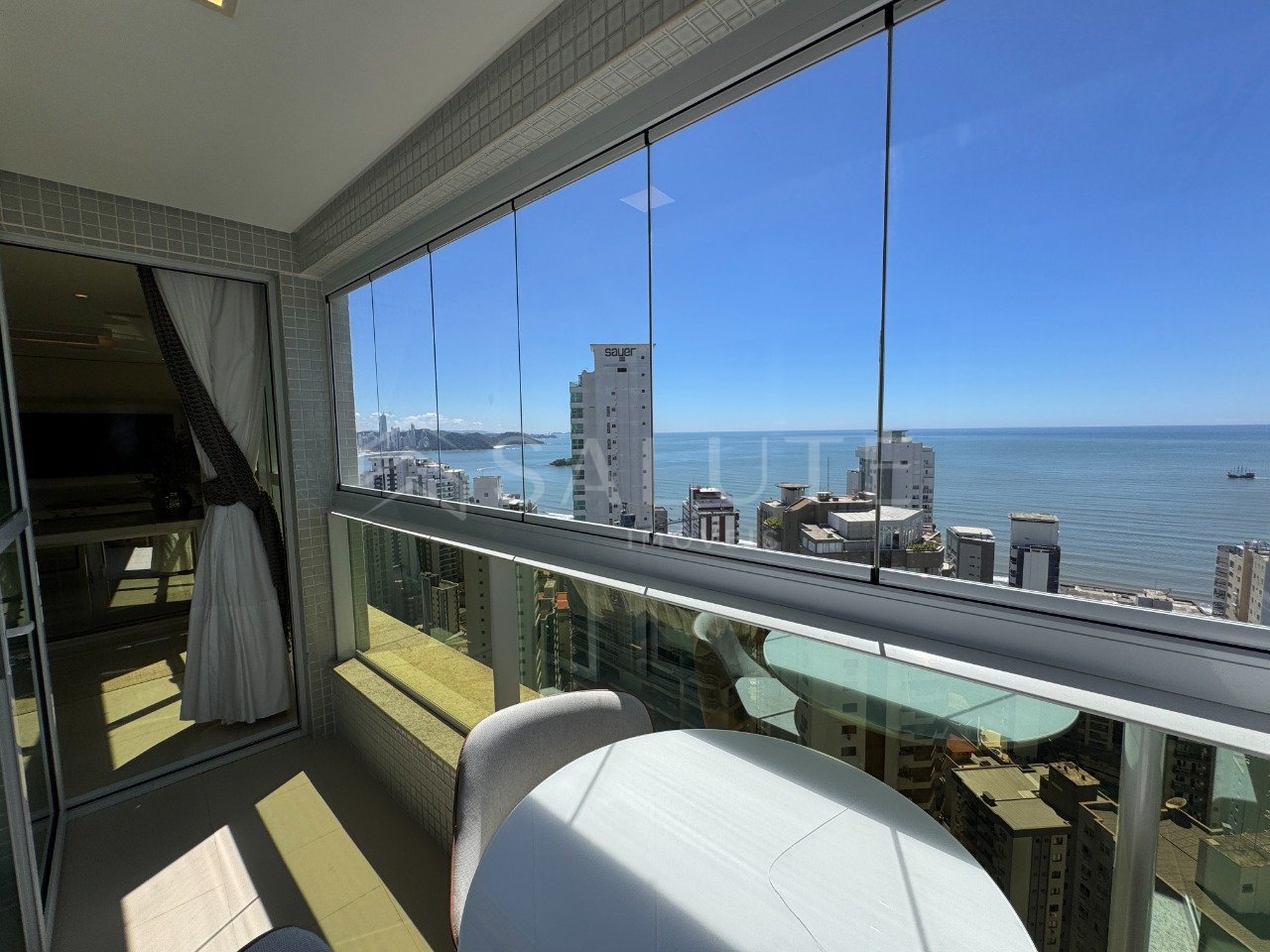 Apartamento à venda com 4 suítes na Barra Sul