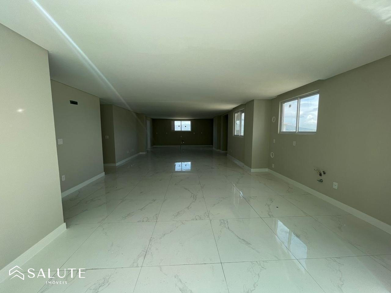 Apartamento à venda 2 dormitórios Meia Praia