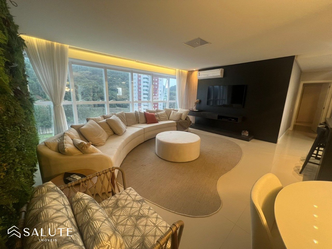 Apartamento à venda com 4 suítes no Pioneiros