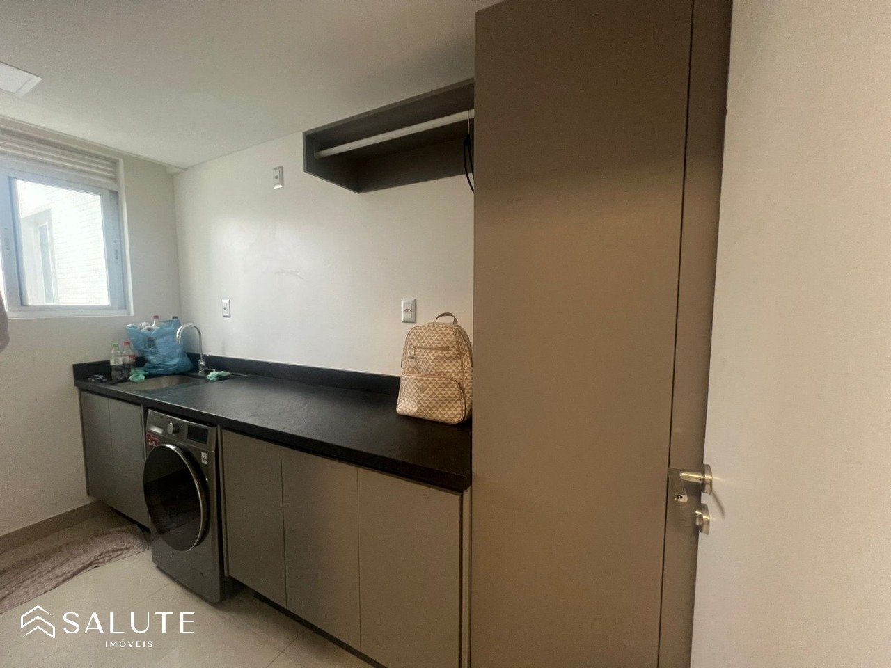 Apartamento à venda com 4 suítes no Pioneiros