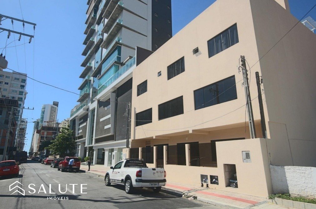 Casa comercial em Meia Praia Itapema