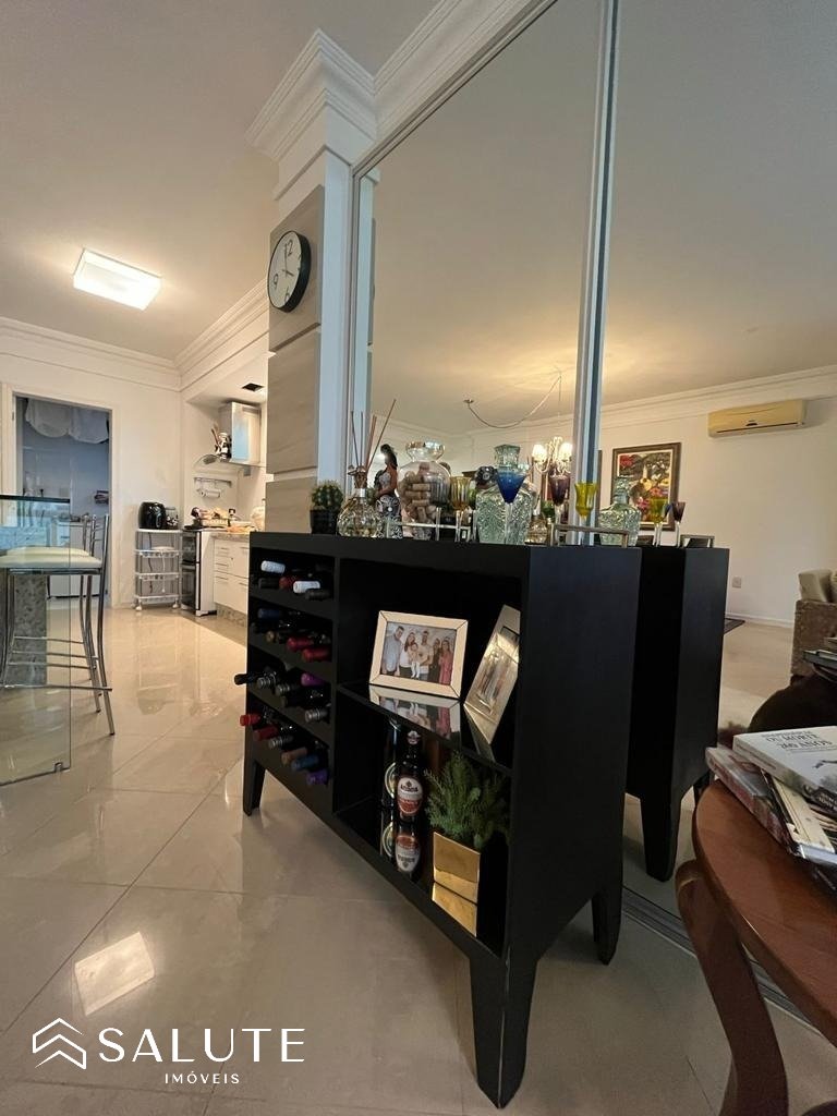 Apartamento à venda com 3 dormitórios na Barra Sul