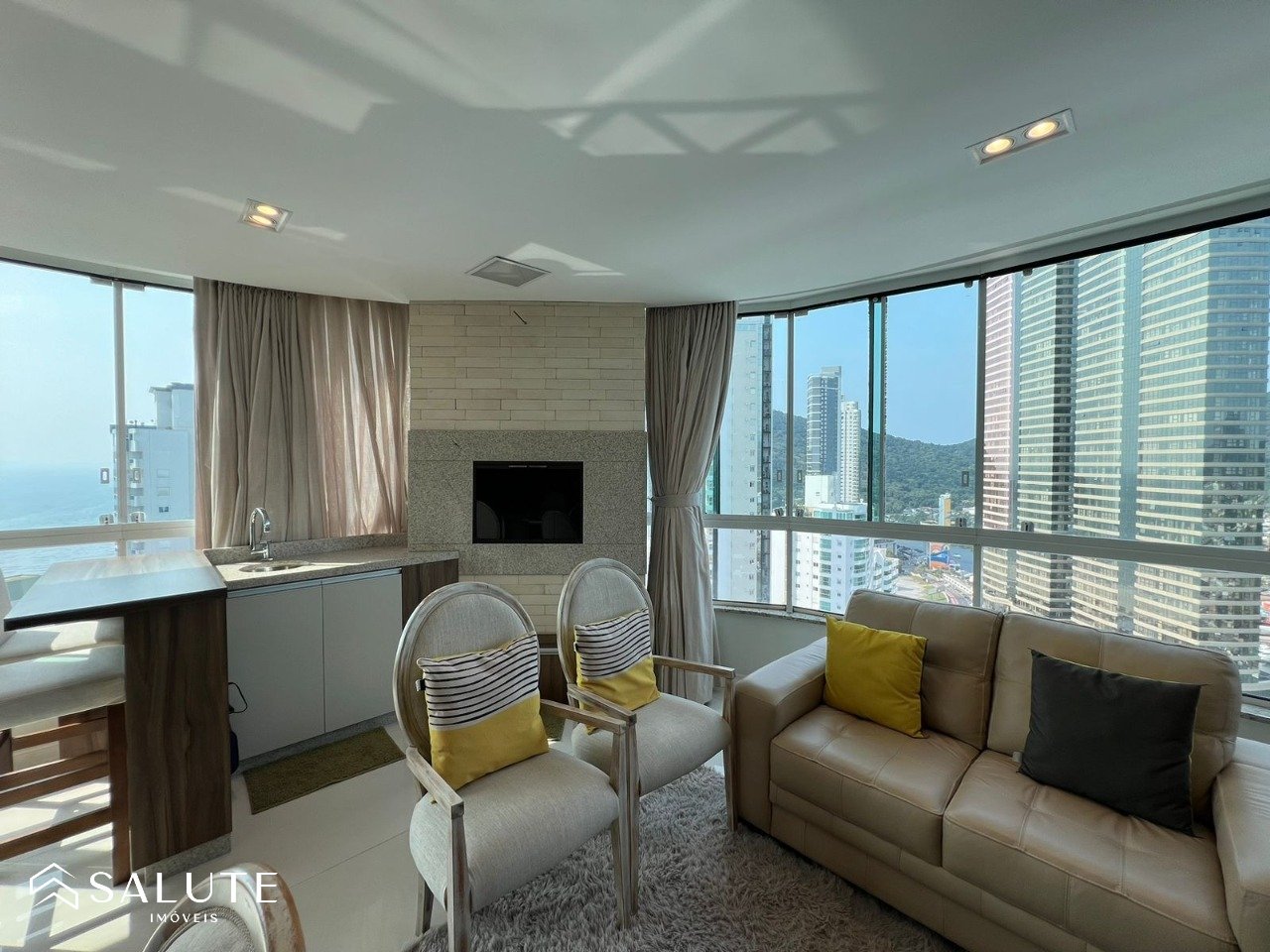 Apartamento à venda com 3 suítes na Barra Sul