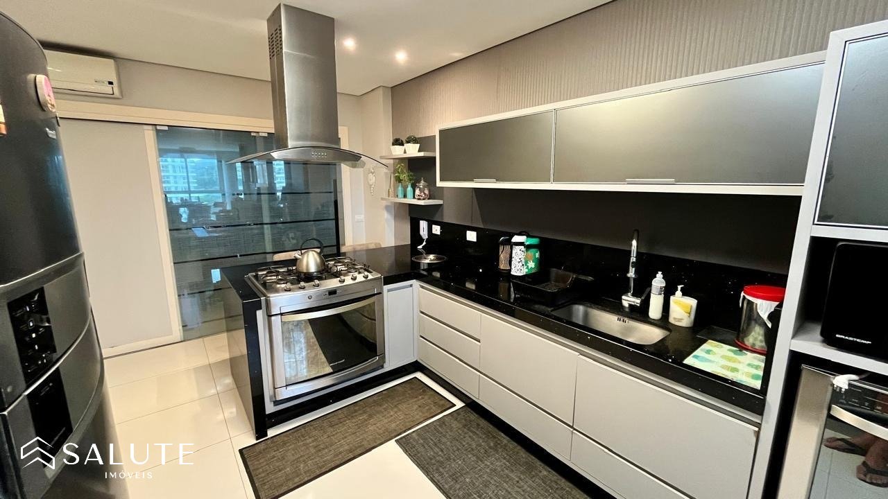 Apartamento à venda com 4 suítes na Praia Brava